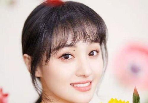 男子吃瓜吃到自己头上真实事件,男子不慎将瓜籽吃到自己头上，引发网友热议