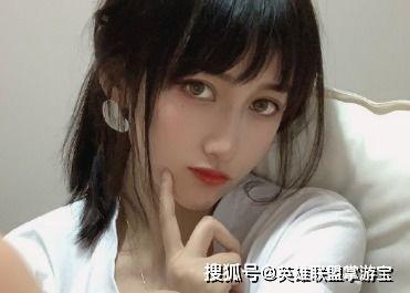 吃瓜事件美女,一场吃瓜引发的时尚风波