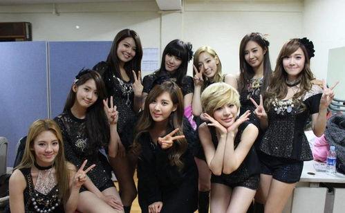 女子逛街吃瓜事件,意外成为网红打卡地