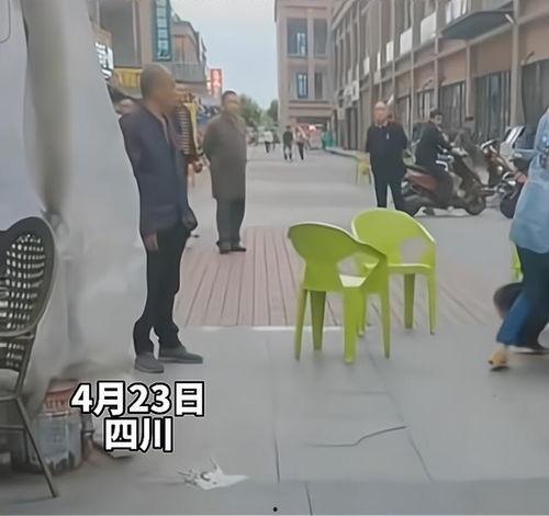 女子逛街吃瓜事件,意外成为网红打卡地