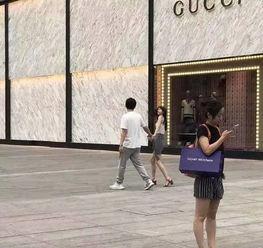 女子逛街吃瓜事件,意外成为网红打卡地