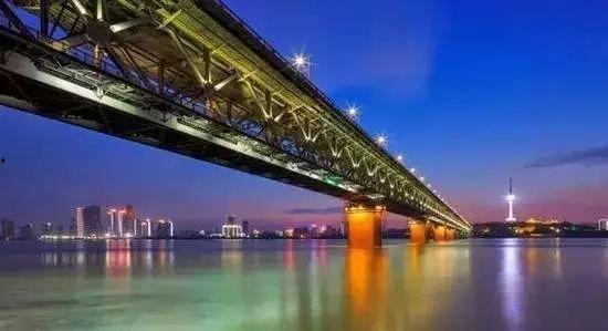 武汉长椅最新吃瓜事件,网友热议事件背后真相