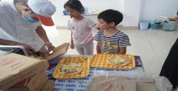 学校讲台吃瓜事件